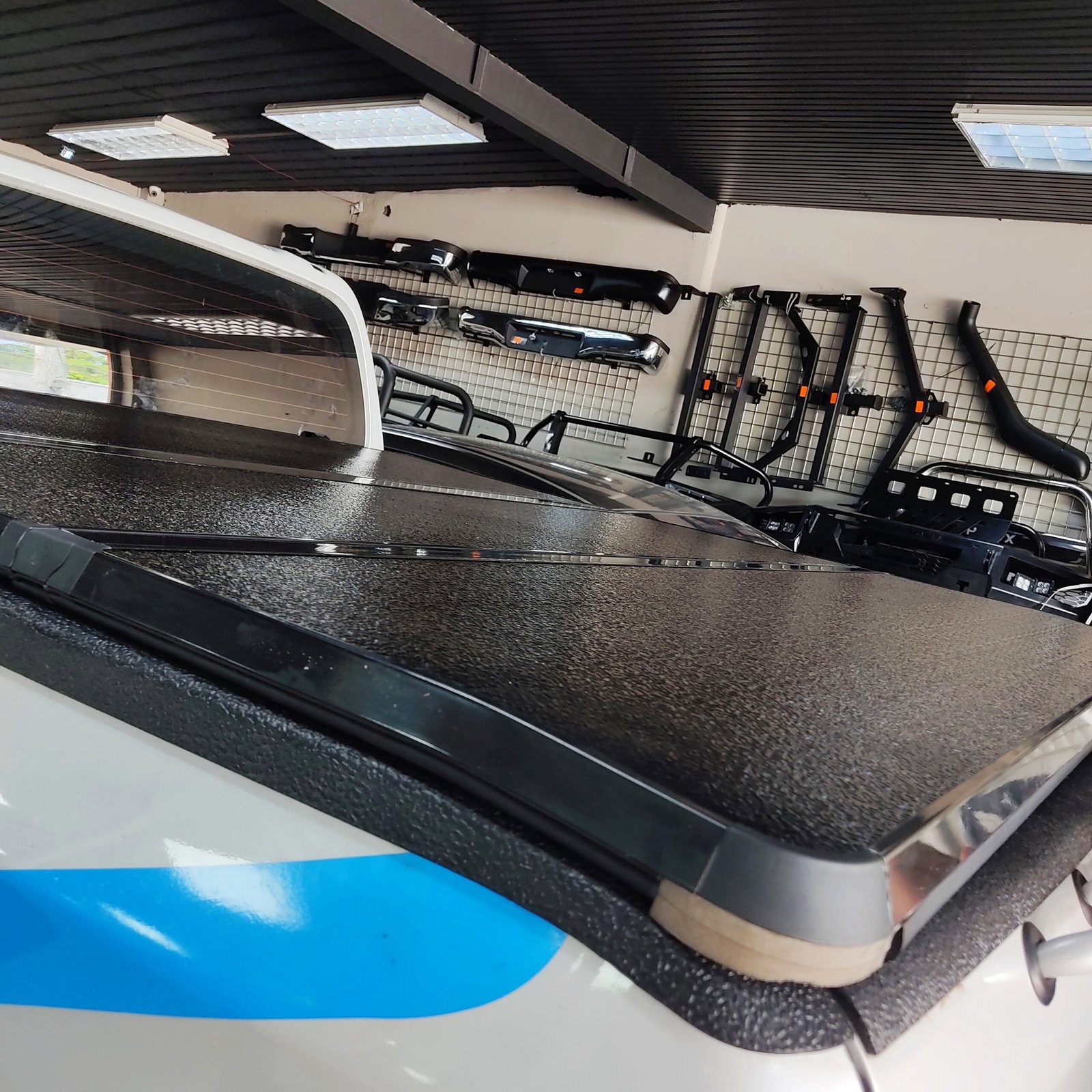 HARD TRI FOLD MITSUBISHI L200 2022 - Image 2